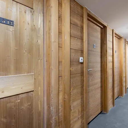 Moderne Avec Cheminee, Balcon Sud Et Proche Telesiege A Meribel - Fr-1-565-62 Les Allues