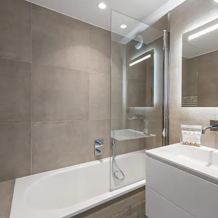 Moderne Avec Cheminee, Balcon Sud Et Proche Telesiege A Meribel - Fr-1-565-62