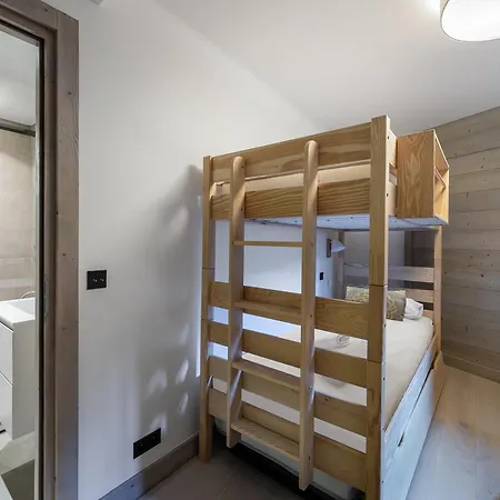 Moderne Avec Cheminee, Balcon Sud Et Proche Telesiege A Meribel - Fr-1-565-62 * Les Allues